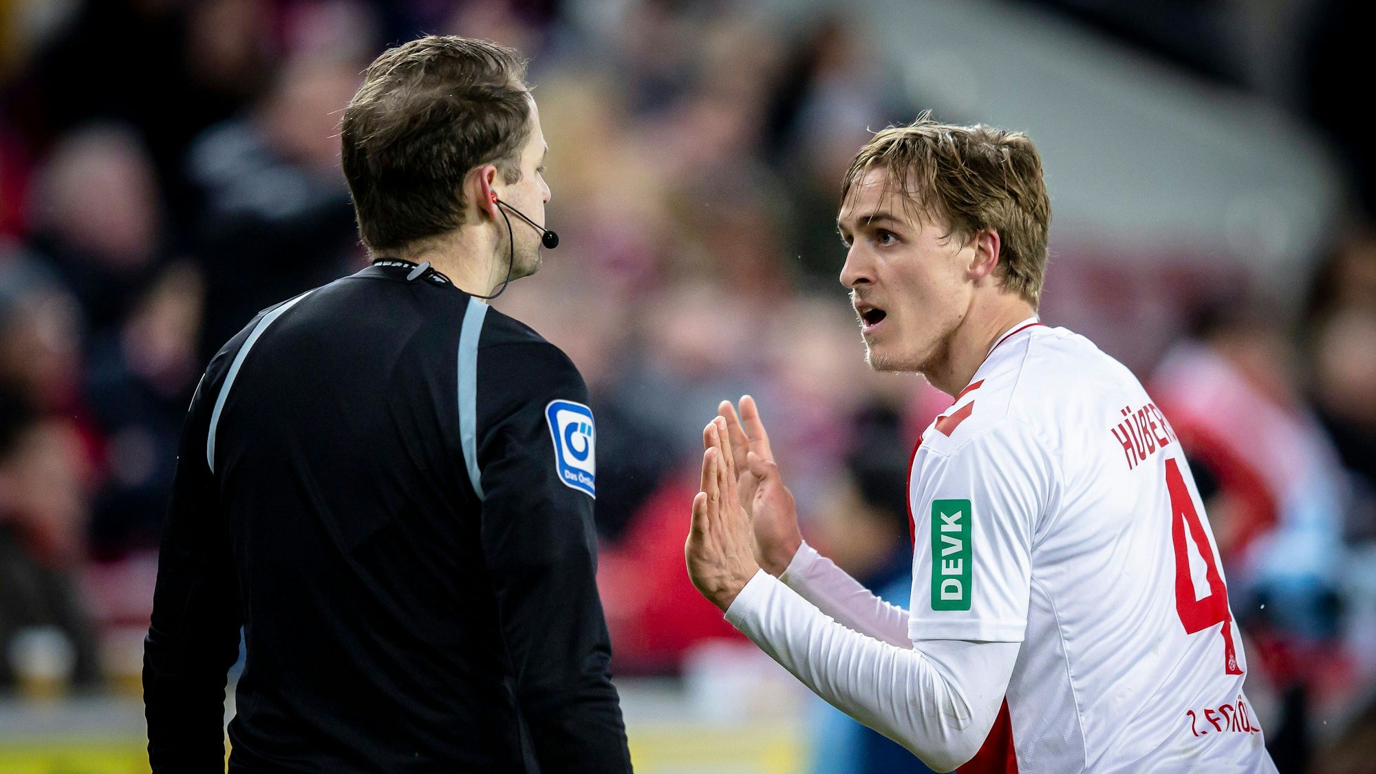 Timo Huebers diskutiert mit dem Linienrichter beim Spiel gegen den VfL Bochum.