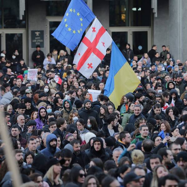 ARCHIV - 08.03.2023, Georgien, Tiflis: Demonstranten versammeln sich mit georgischen, ukrainischen und EU-Fahnen vor dem georgischen Parlamentsgebäude.