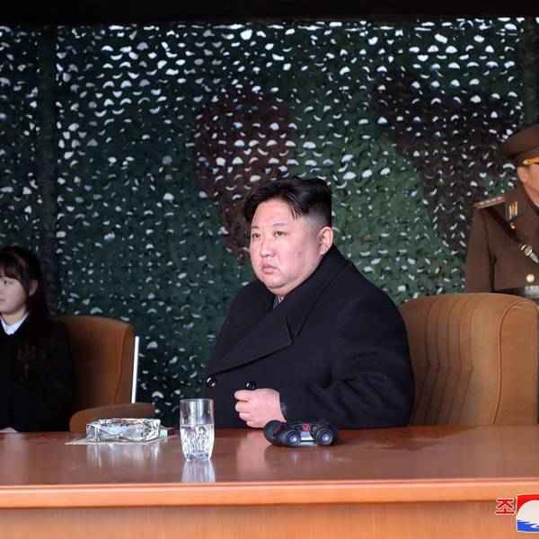 Kim Jong Un sitzt an einem Tisch