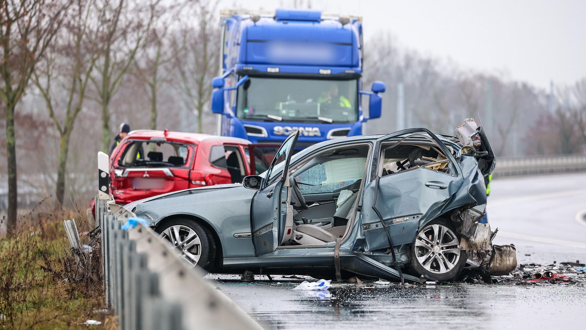 09.03.2023, Sachsen, Eilenburg: Ein Trümmerfeld bietet sich nach einem schweren Verkehrsunfall auf der B87.