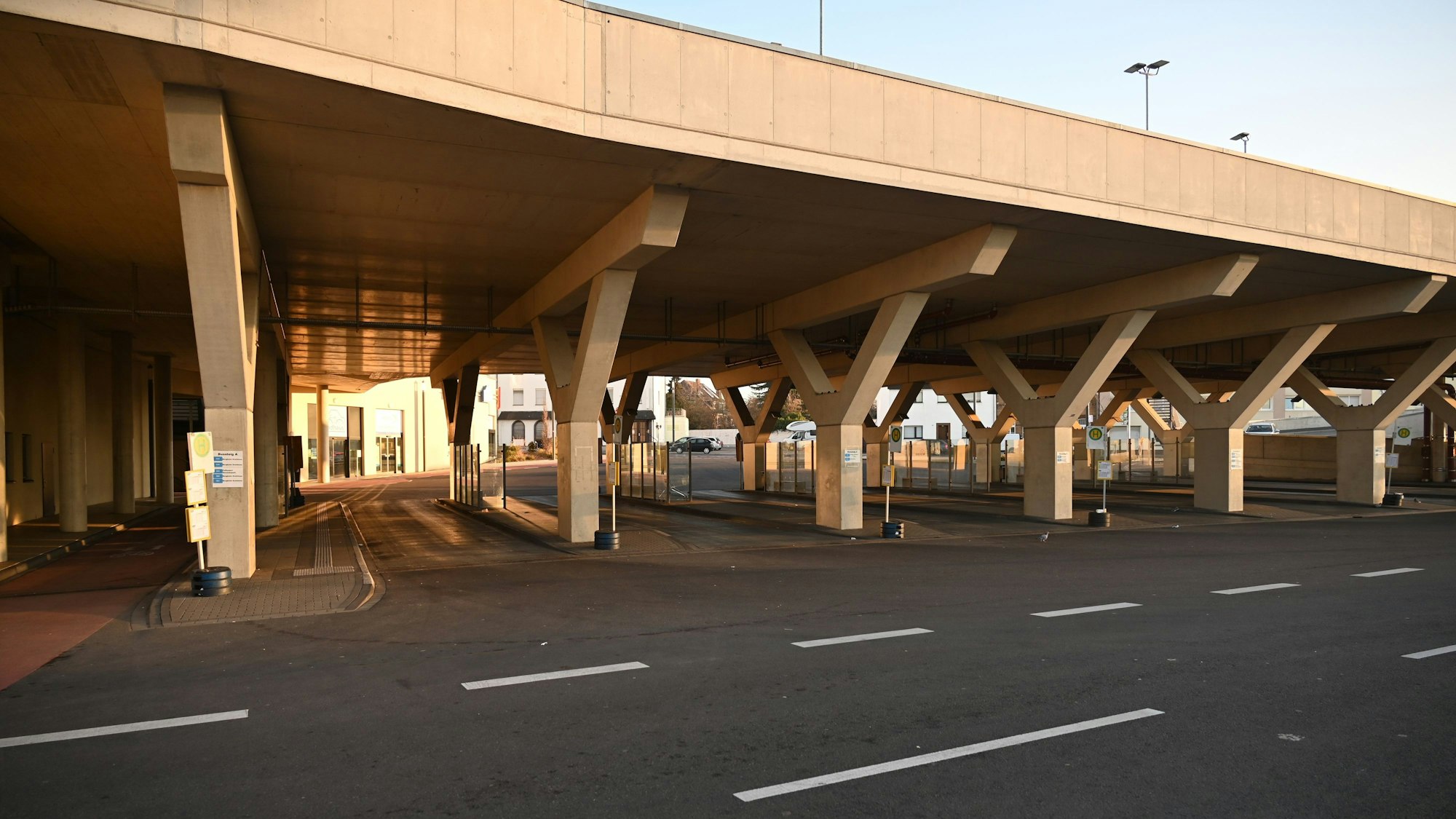 Das Foto zeigt den Busbahnhof in Kerpen-Horrem an einem früheren Streiktag. Weit und breit kein Bus in Sicht.