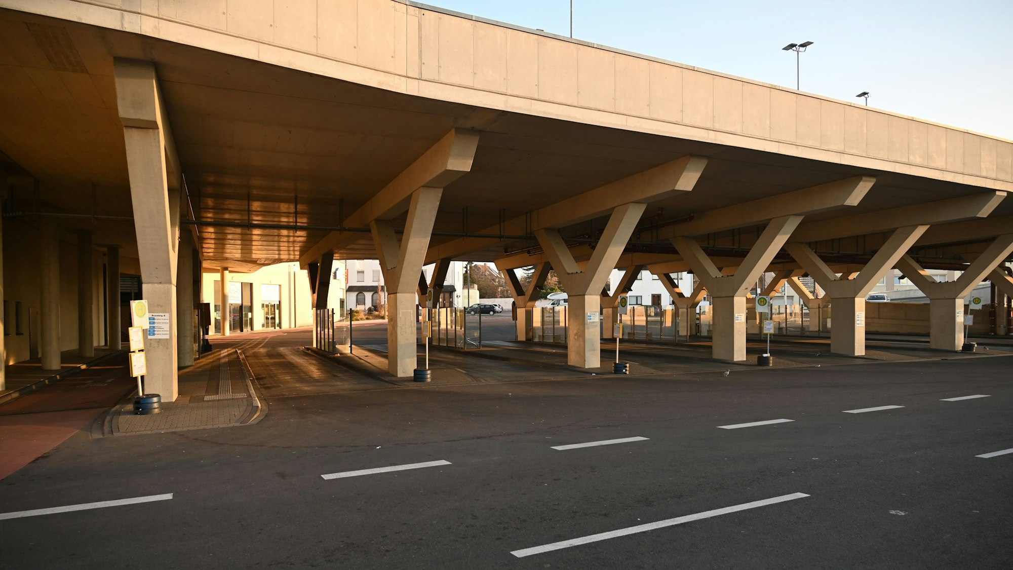 Das Foto zeigt einen leeren Busbahnhof. So wird es am Montag, 13. März, vermutlich auch aussehen.