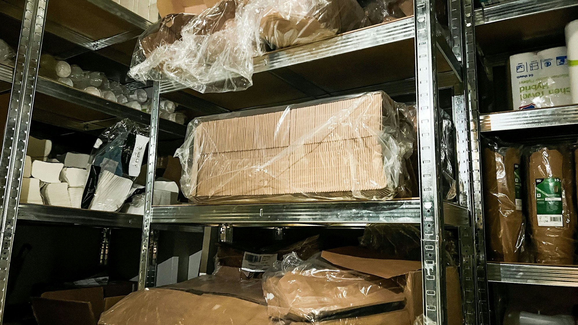 Regale voller Pizza-Kartons