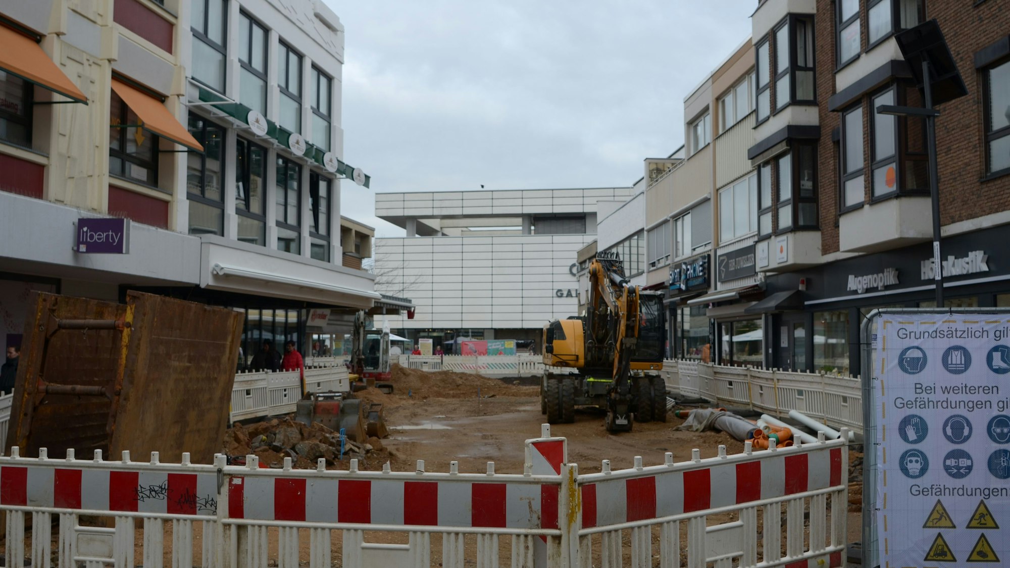 Die Stadt Euskirchen lässt die durch die Flut beschädigte Fußgängerzone sanieren, hier die Berliner Straße.