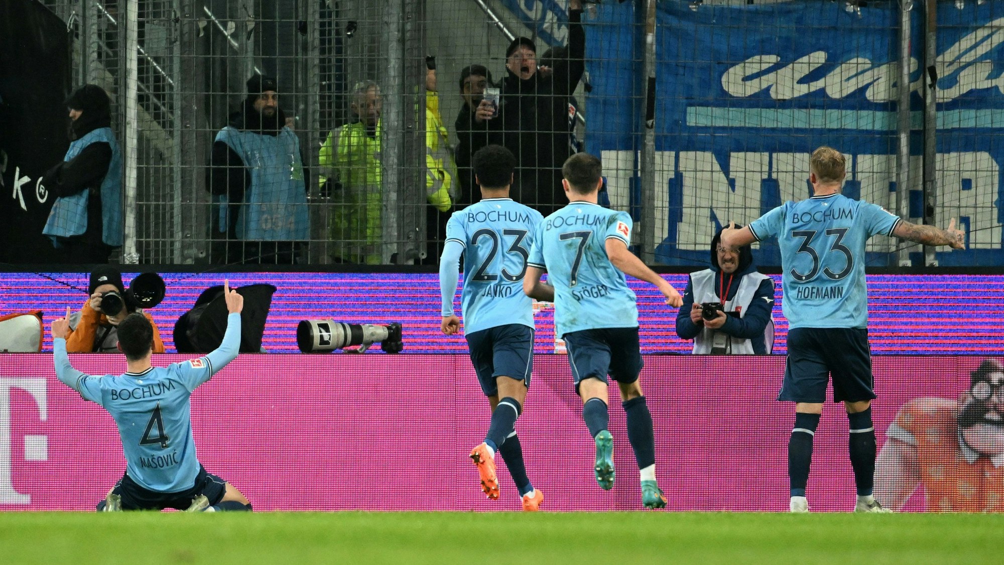 Bochumer jubeln vor dem Auswärtsblock