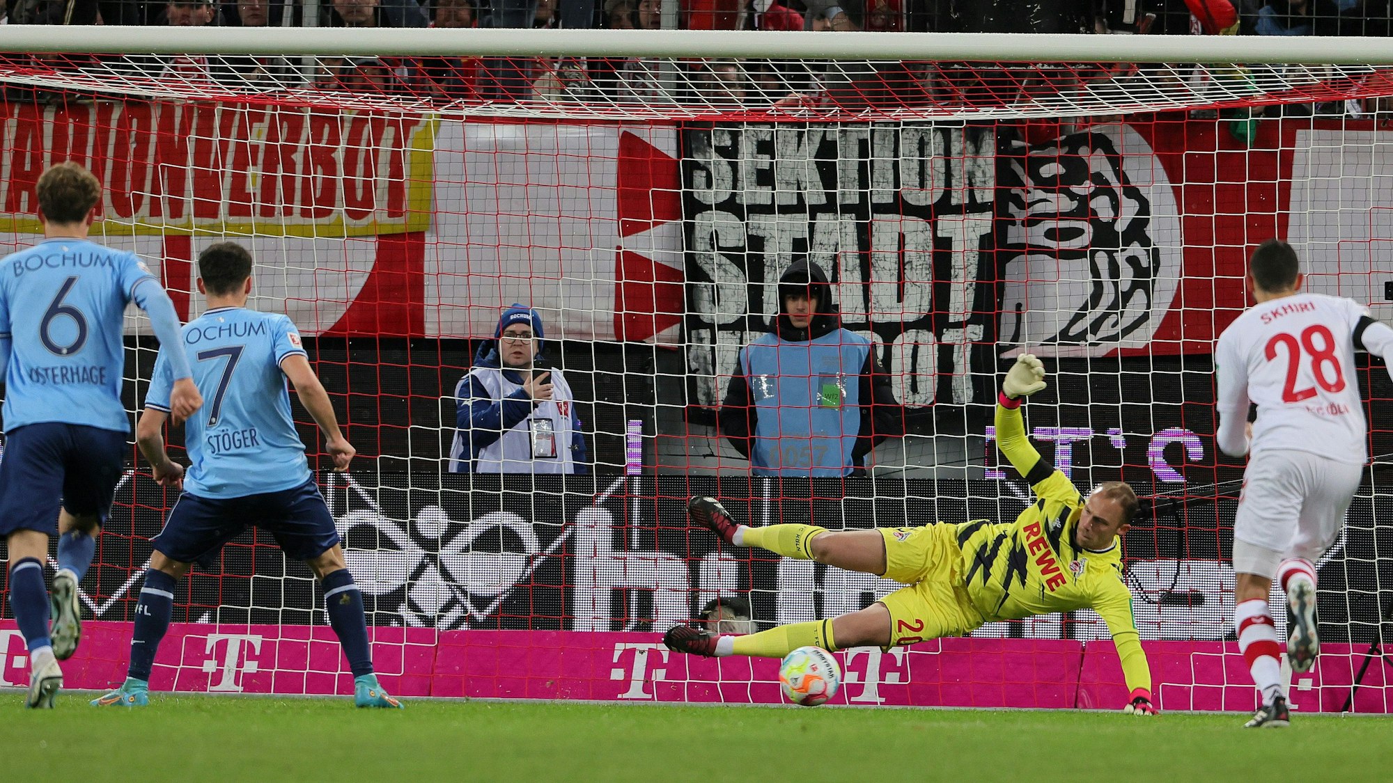 Stöger schießt Elfmeter unter Schwäbe hindurch