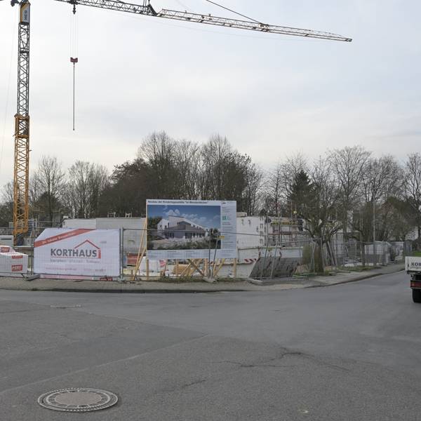 Es sind die Bauarbeiten für die neue Kita zu sehen.