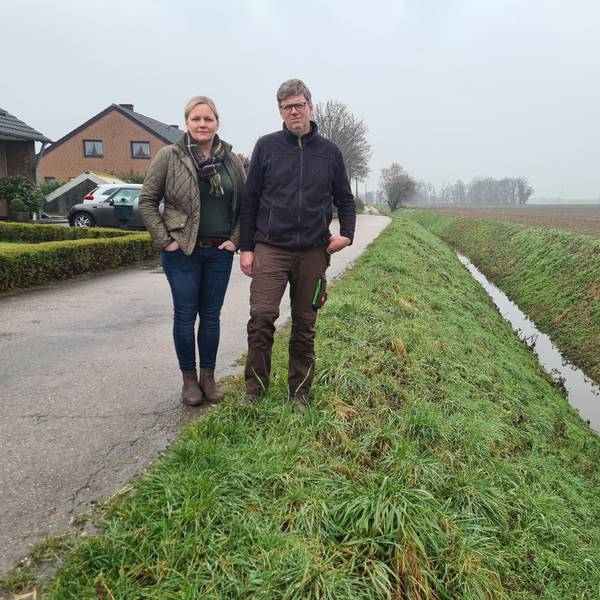 Das Foto zeigt Christiane Raths-Valder und Heiner Valder vom Wiebachhof bei Thorr. Das Ehepaar wehrt sich gegen eine Kiesgrube an seinem Grundstück.