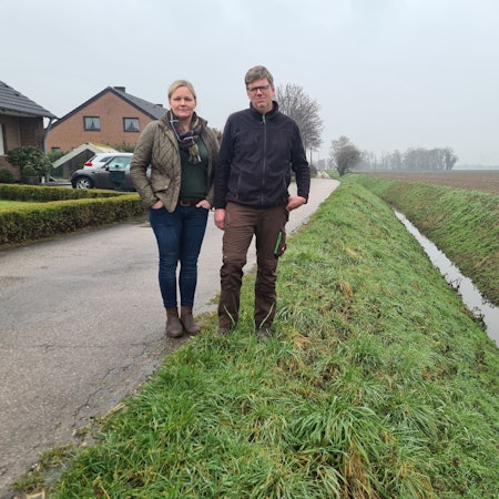 Das Foto zeigt Christiane Raths-Valder und Heiner Valder vom Wiebachhof bei Thorr.  Das Ehepaar wehrt sich gegen eine Kiesgrube an seinem Grundstück.