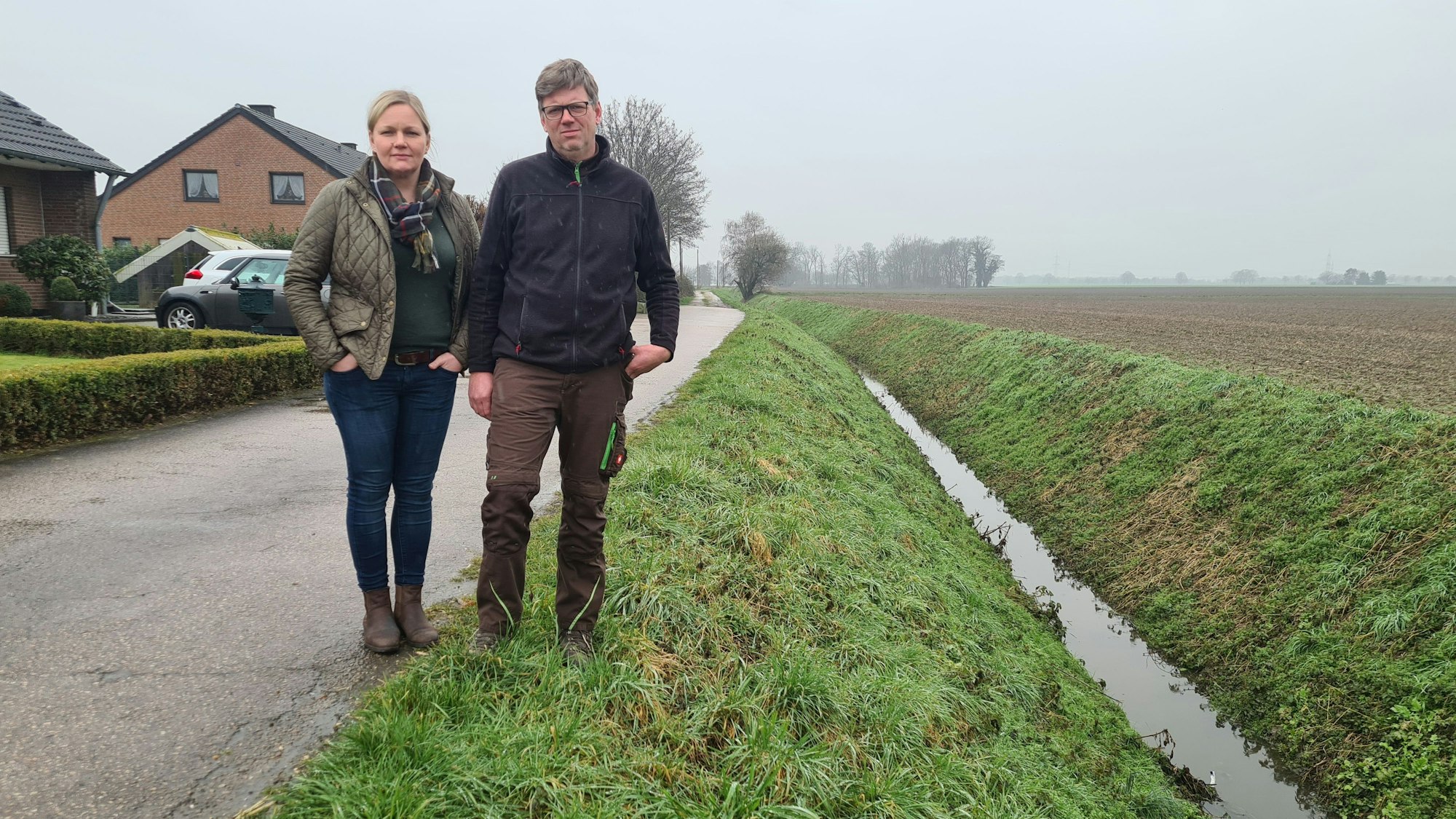 Das Foto zeigt Christiane Raths-Valder und Heiner Valder vom Wiebachhof bei Thorr. Das Ehepaar wehrt sich gegen eine Kiesgrube an seinem Grundstück.