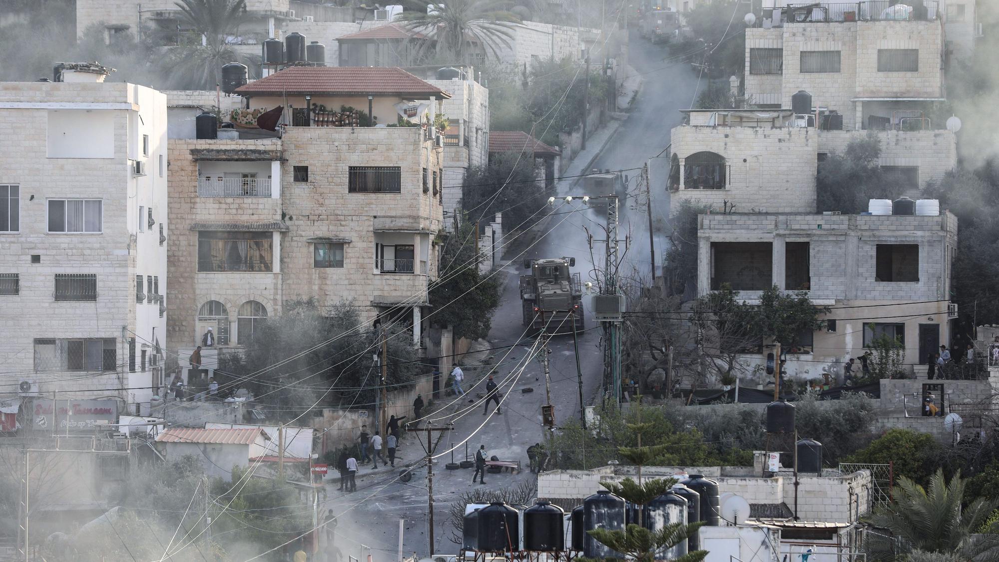 07.03.2023, Palästinensische Gebiete, Dschenin: Während einer israelischen Militäroperation in einem Flüchtlingslager kommt es zu Zusammenstößen zwischen Palästinensern und israelischen Streitkräften.