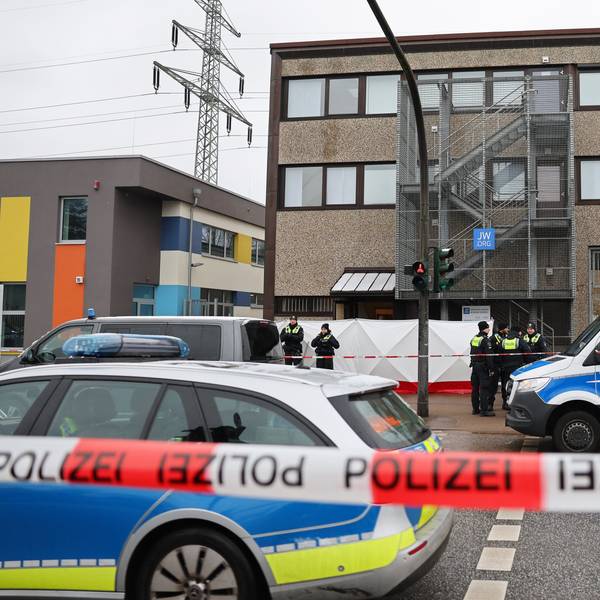 Hamburg: Polizisten stehen vor dem Gebäude der Zeugen Jehovas im Stadtteil Alsterdorf. Bei Schüssen in einer Veranstaltung der Zeugen Jehovas sind am Donnerstagabend mehrere Menschen getötet und einige Personen verletzt worden.