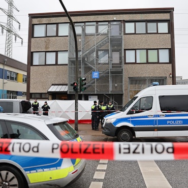Hamburg: Polizisten stehen vor dem Gebäude der Zeugen Jehovas im Stadtteil Alsterdorf. Bei Schüssen in einer Veranstaltung der Zeugen Jehovas sind am Donnerstagabend mehrere Menschen getötet und einige Personen verletzt worden.