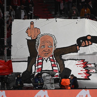 Ein Banner gegen Katar und Paris Saint-Germain im Münchener Stadion.