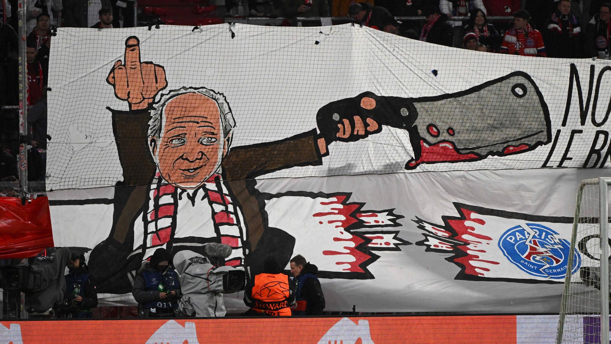 Ein Banner gegen Katar und Paris Saint-Germain im Münchener Stadion.