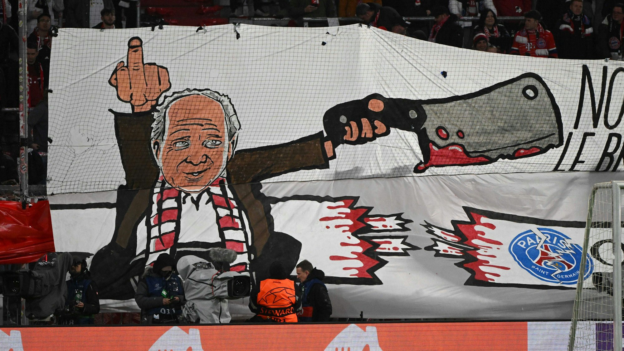 Ein Banner gegen Katar und Paris Saint-Germain im Münchener Stadion.