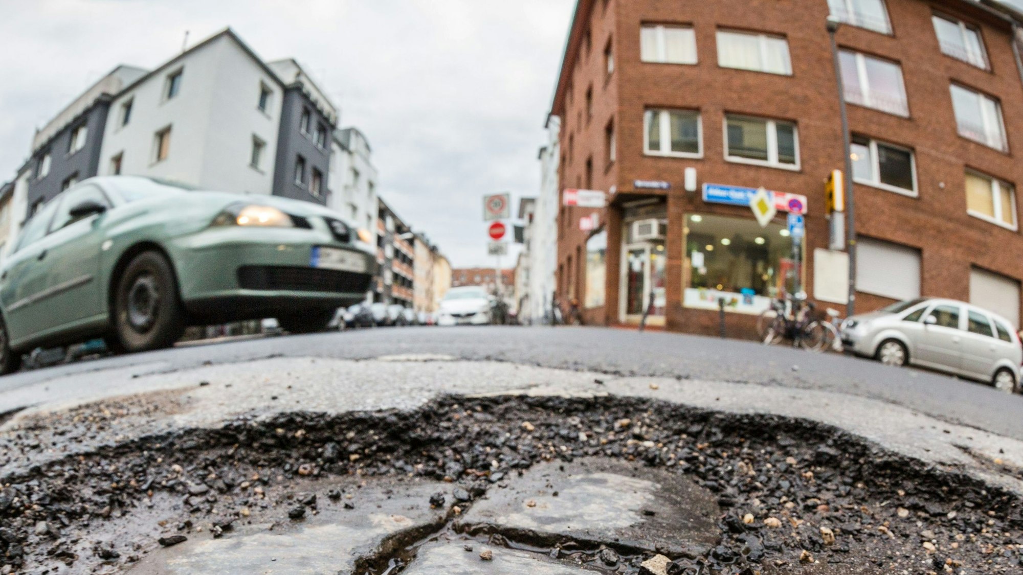 Schlagloch, Strassenbelag, Schaden, Loch, Asphalt, Kopfsteinpflaster, Strassenbelag, Fahrbahndecke, Auto, Verkehr, Infrastruktur, kaputte Strassen, Schlagloecher