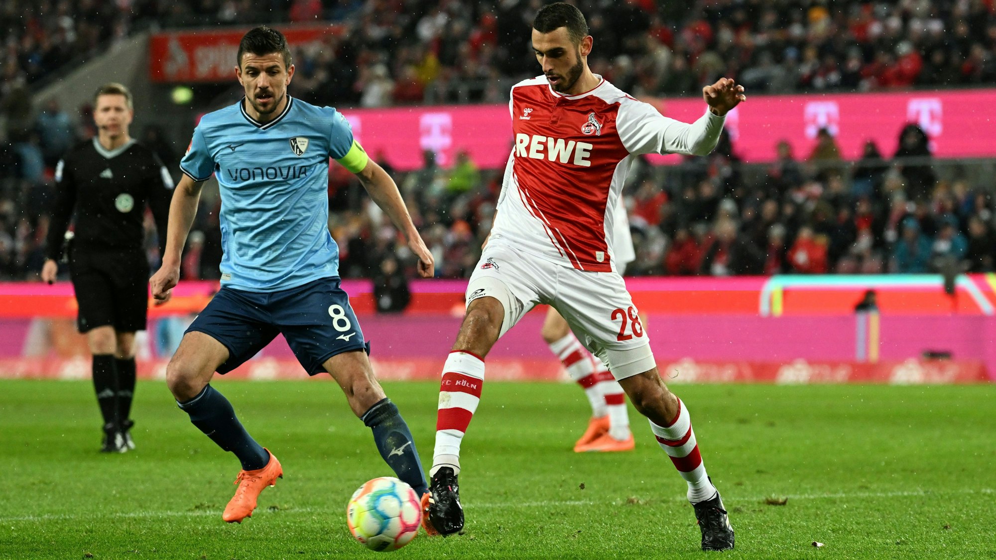 Kölns Ellyes Skhiri (r) und Bochums Anthony Losilla kämpfen um den Ball.