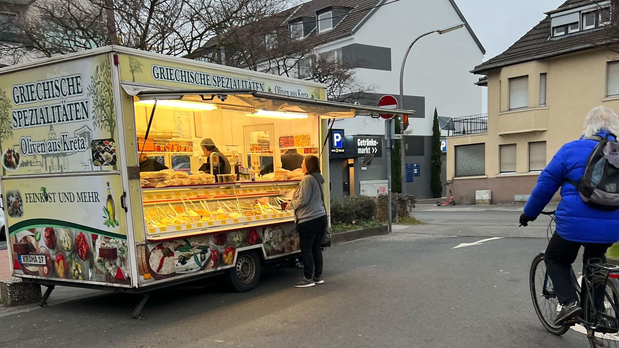Sehr überschaubar ist die Zahl der Stände auf dem Marktplatz an der Gilgaustraße in Ensen.