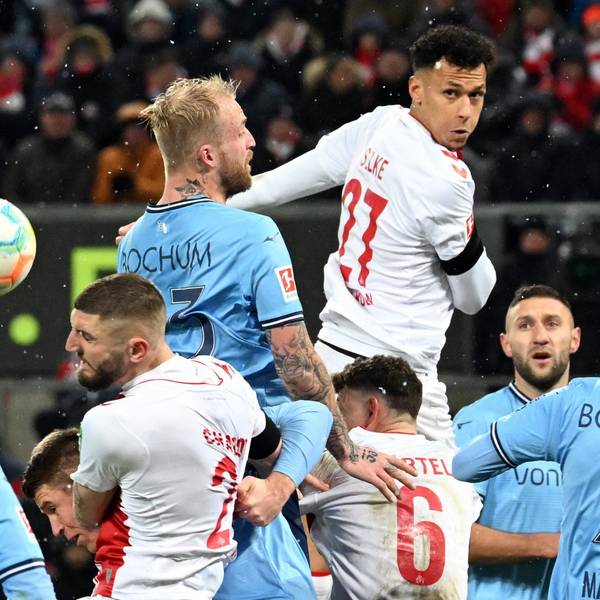 Kölns Davie Selke (r) und Bochums Philipp Hofmann kämpfen um den Ball.