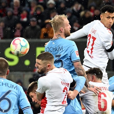 Kölns Davie Selke (r) und Bochums Philipp Hofmann kämpfen um den Ball.