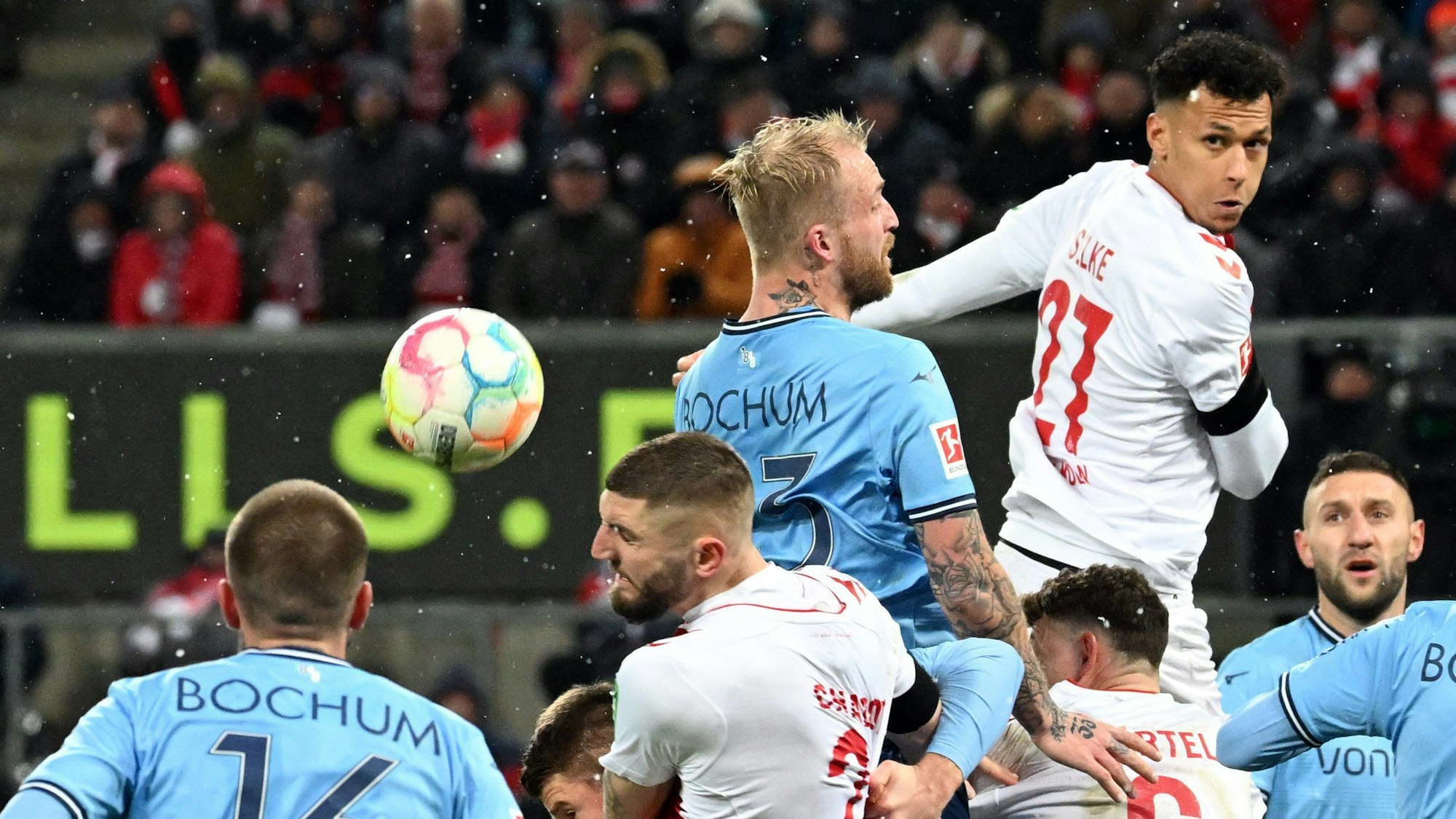Kölns Davie Selke (r) und Bochums Philipp Hofmann kämpfen um den Ball.