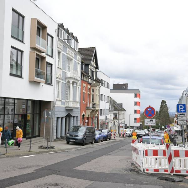 Auf der Schloßstraße in Bensberg stehen Baustellenabsperrungen.
