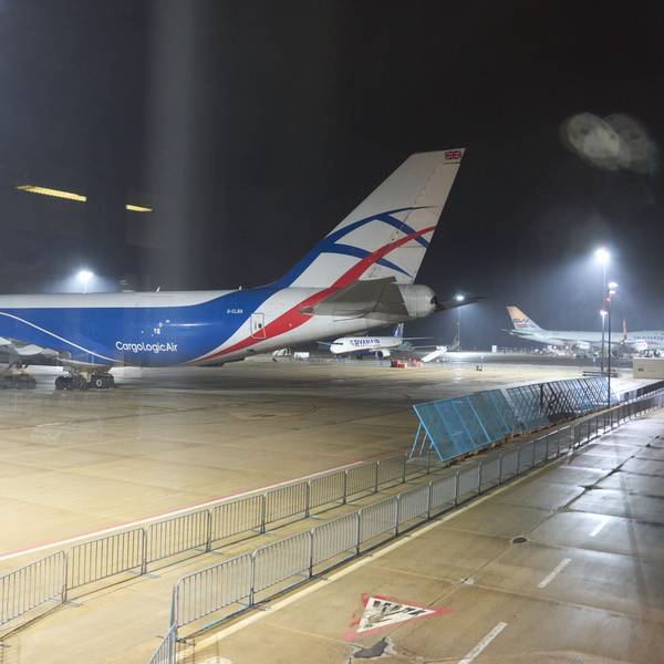 Eine Boeing 747 steht auf einem Rollfeld.