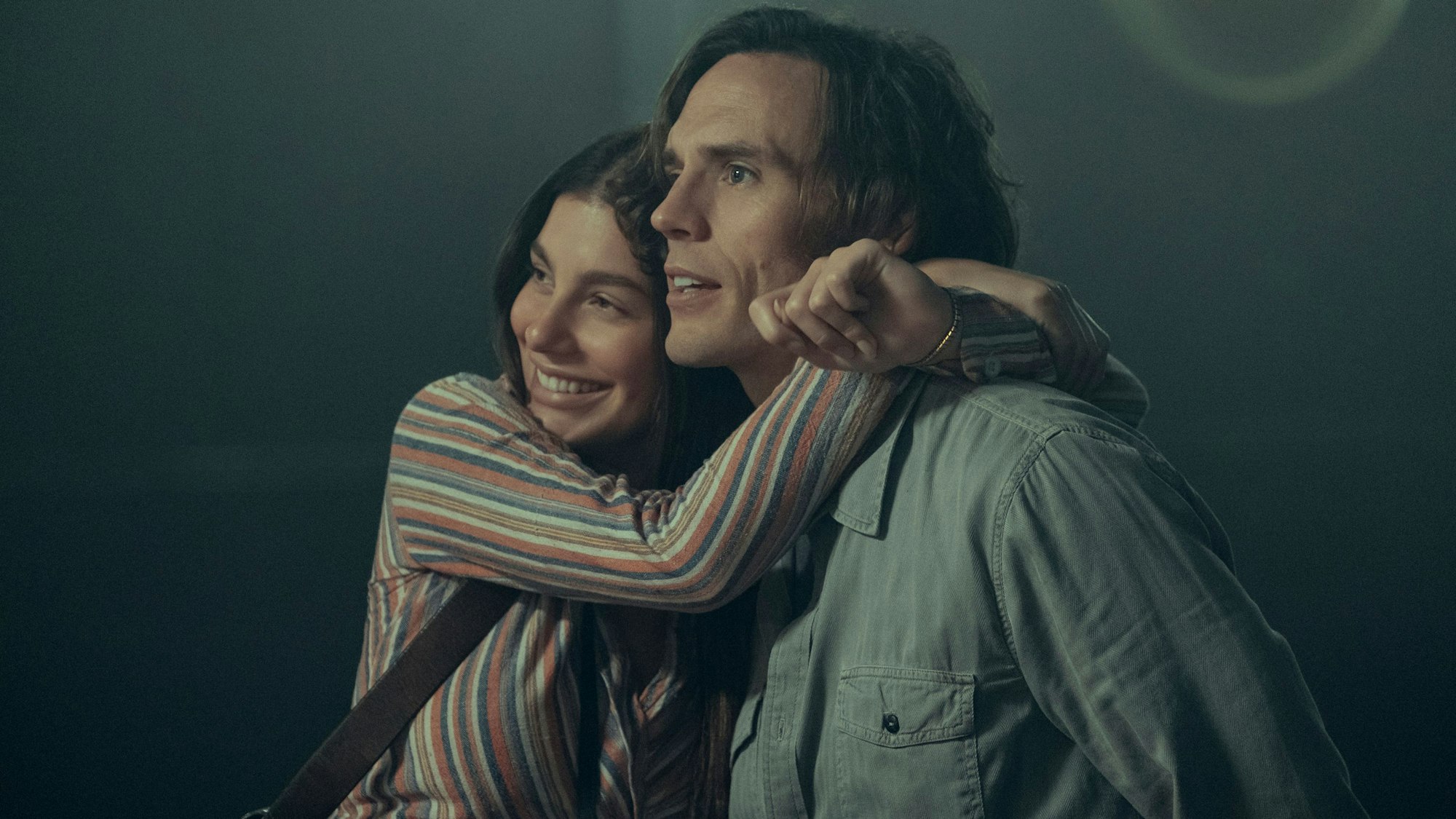 Camila Morrone (Camila), Sam Claflin (Billy) umarmen sich.
