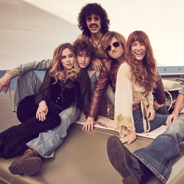 „Daisy Jones and The Six“ posieren in einem Auto
