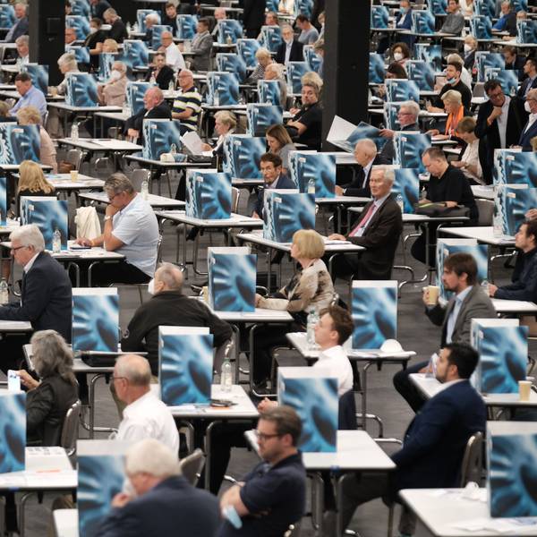Das Bild zeigt die Kölner Messe von innen mit vielen tischen, hinter denen CDU-Mitglieder sitzen.
