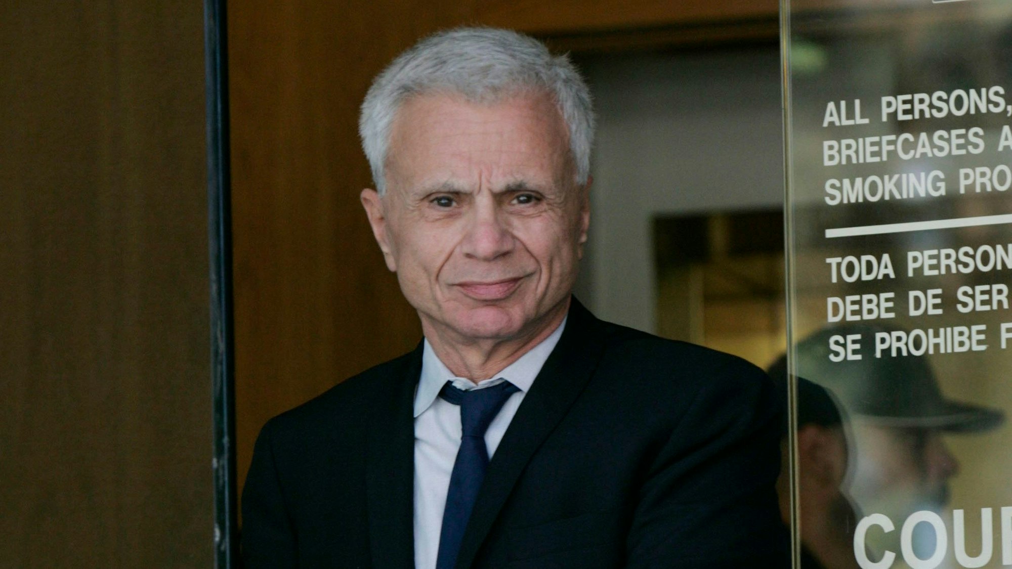 ARCHIV - 03.10.2005, USA, Burbank: Der Schauspieler Robert Blake verlässt das Gericht in der Mittagspause nach seinem zweiten Verhandlungstag in einem Mordprozess. (zu dpa «US-Schauspieler Robert Blake mit 89 Jahren gestorben») Foto: Nick Ut/AP/dpa +++ dpa-Bildfunk +++