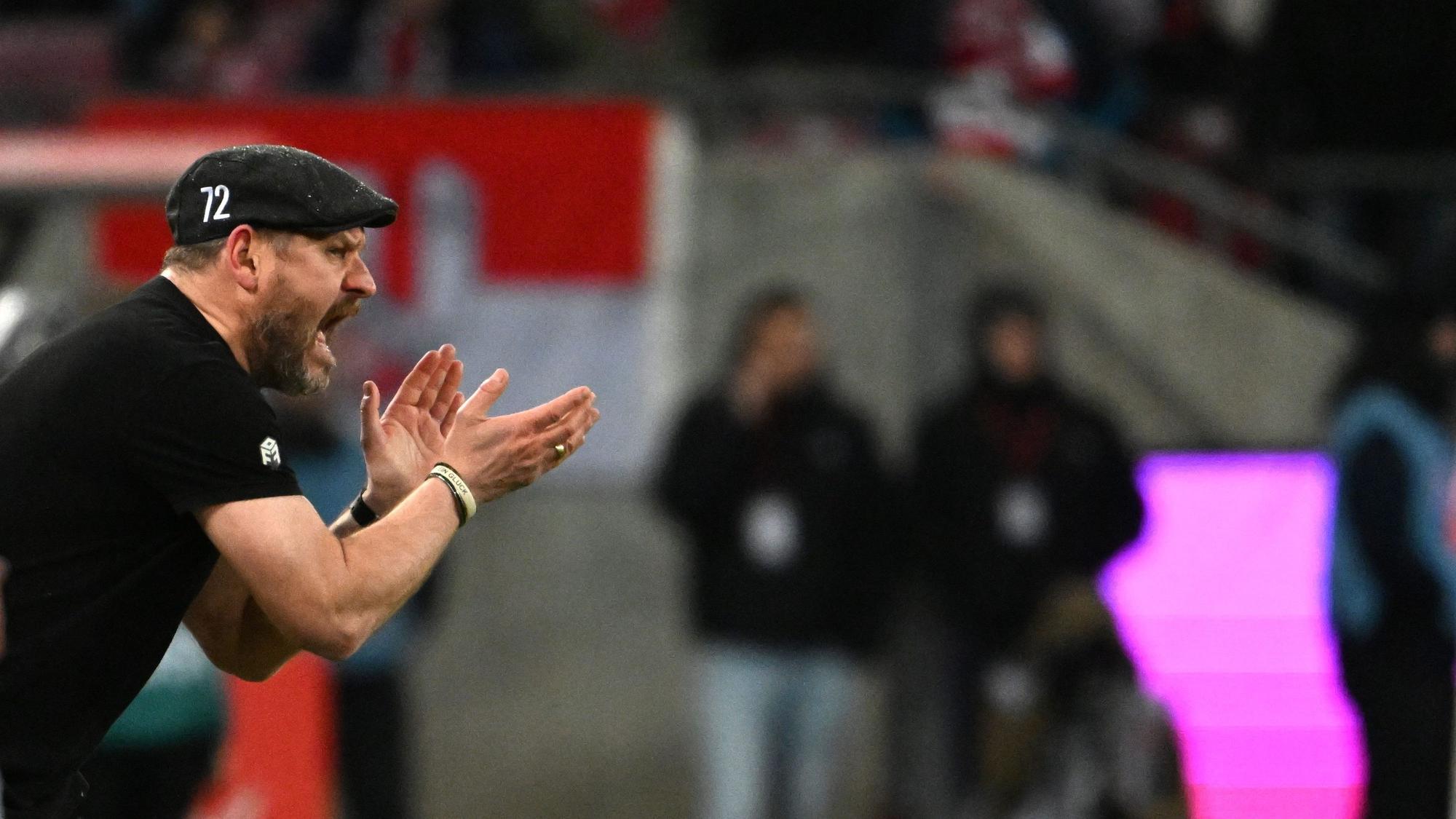 Kölns Trainer Steffen Baumgart feuert seine Mannschaft an.
