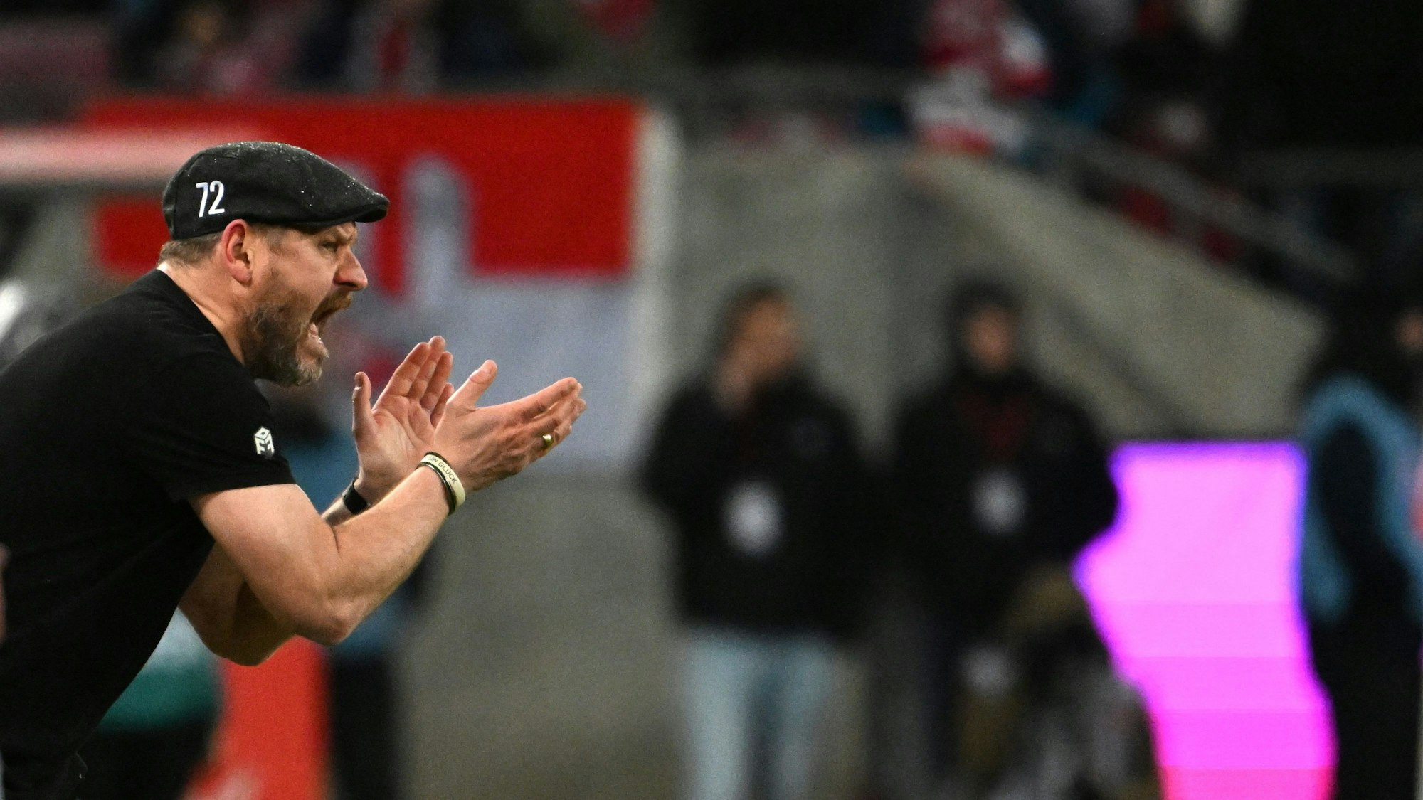 Kölns Trainer Steffen Baumgart feuert seine Mannschaft an.
