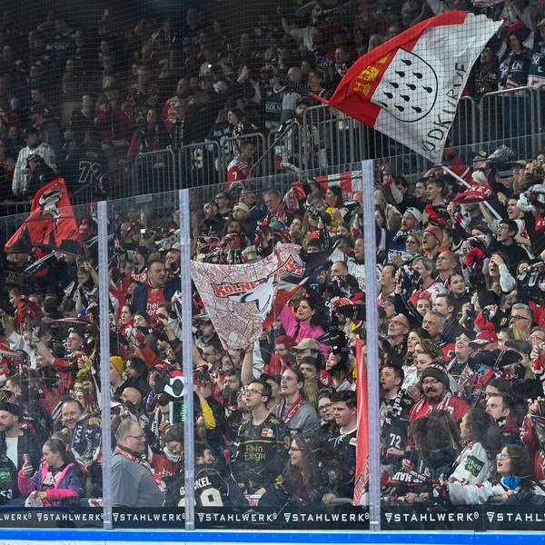 Fans der Kölner Haie in der Lanxess-Arena