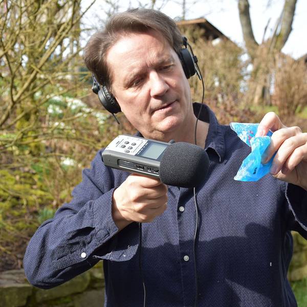 Nico Walser hält ein Aufnahmegerät an ein Kühlpad, das er drückt.