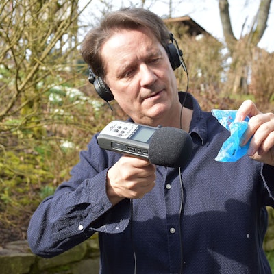 Nico Walser hält ein Aufnahmegerät an ein Kühlpad, das er drückt.