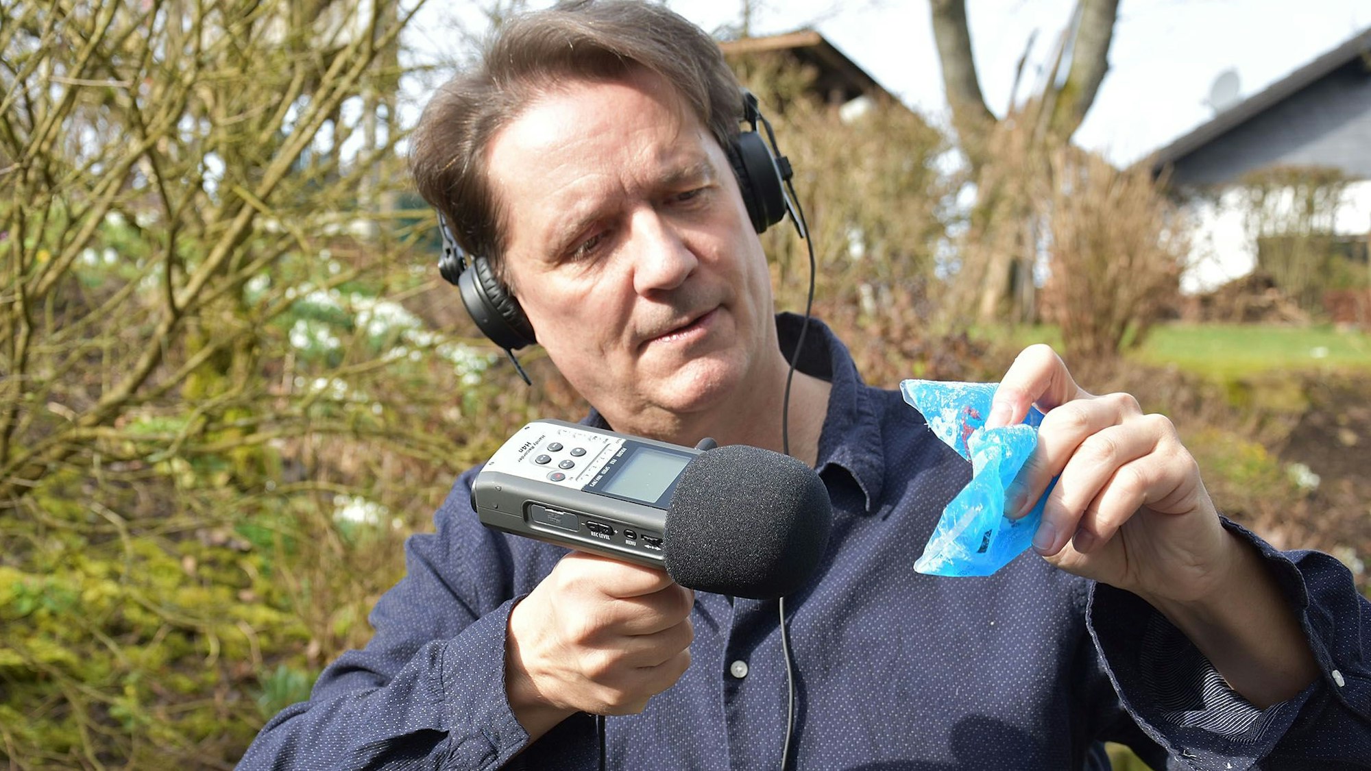 Nico Walser hält ein Aufnahmegerät an ein Kühlpad, das er drückt.