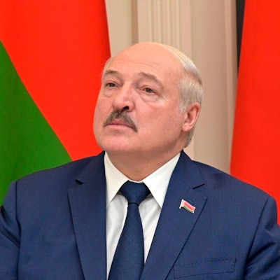 Alexander Lukaschenko, Präsident von Belarus, verfolgt per Videokonferenz mit dem russischen Präsidenten Putin Militärübungen. (Archivbild)