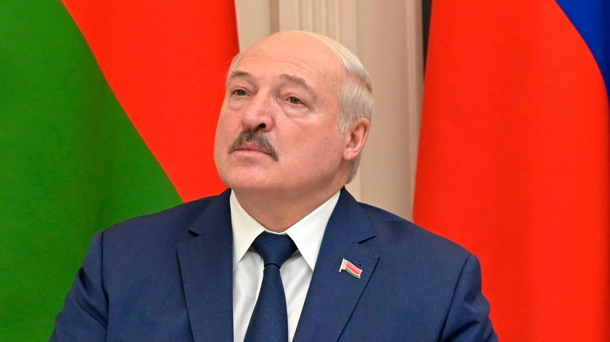 Alexander Lukaschenko, Präsident von Belarus, verfolgt per Videokonferenz mit dem russischen Präsidenten Putin Militärübungen. (Archivbild)
