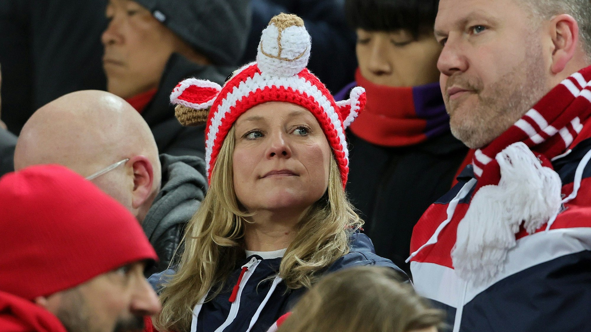FC-Fan mit Häkel-Hennes-Mütze im Rhein-Energie-Stadion