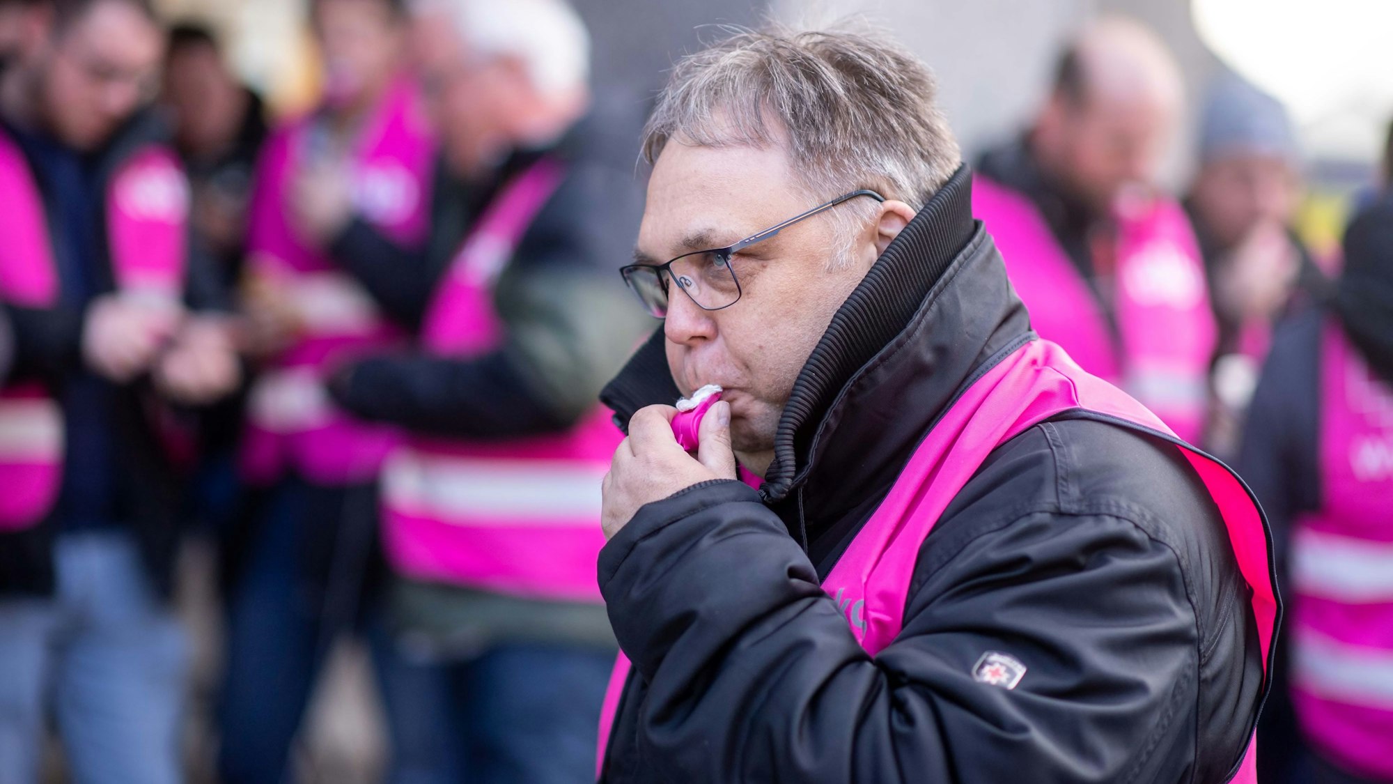 Der Organisator des Streiks, Ingo Bings, pustet in eine Trillerpfeife.