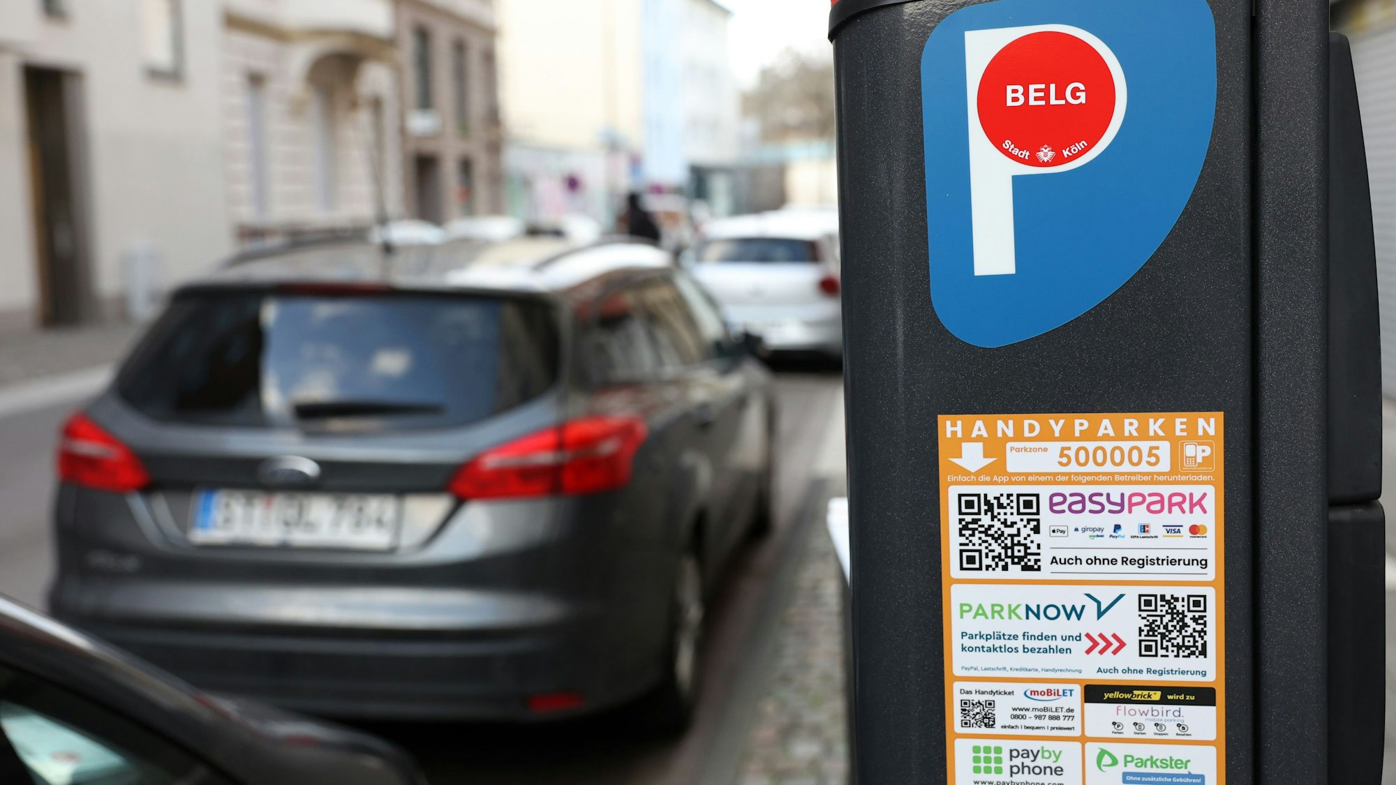 Parkscheinautomat in Köln auf dem man auch die verschiedenen Parkapp-Anbieter sehen kann.