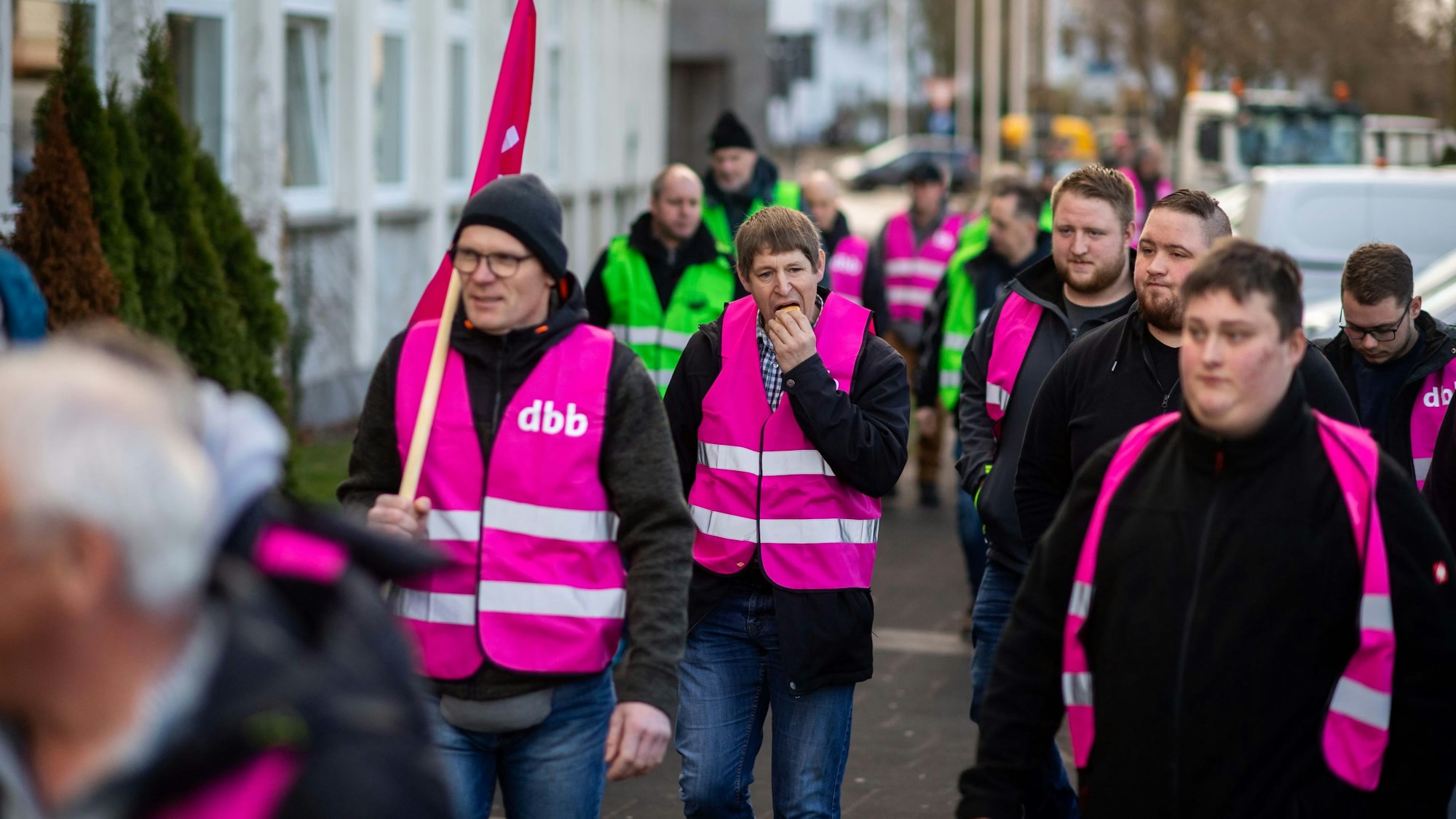 Eine Gruppe Streikender geht zum Bus, um damit nach Düren zu fahren.