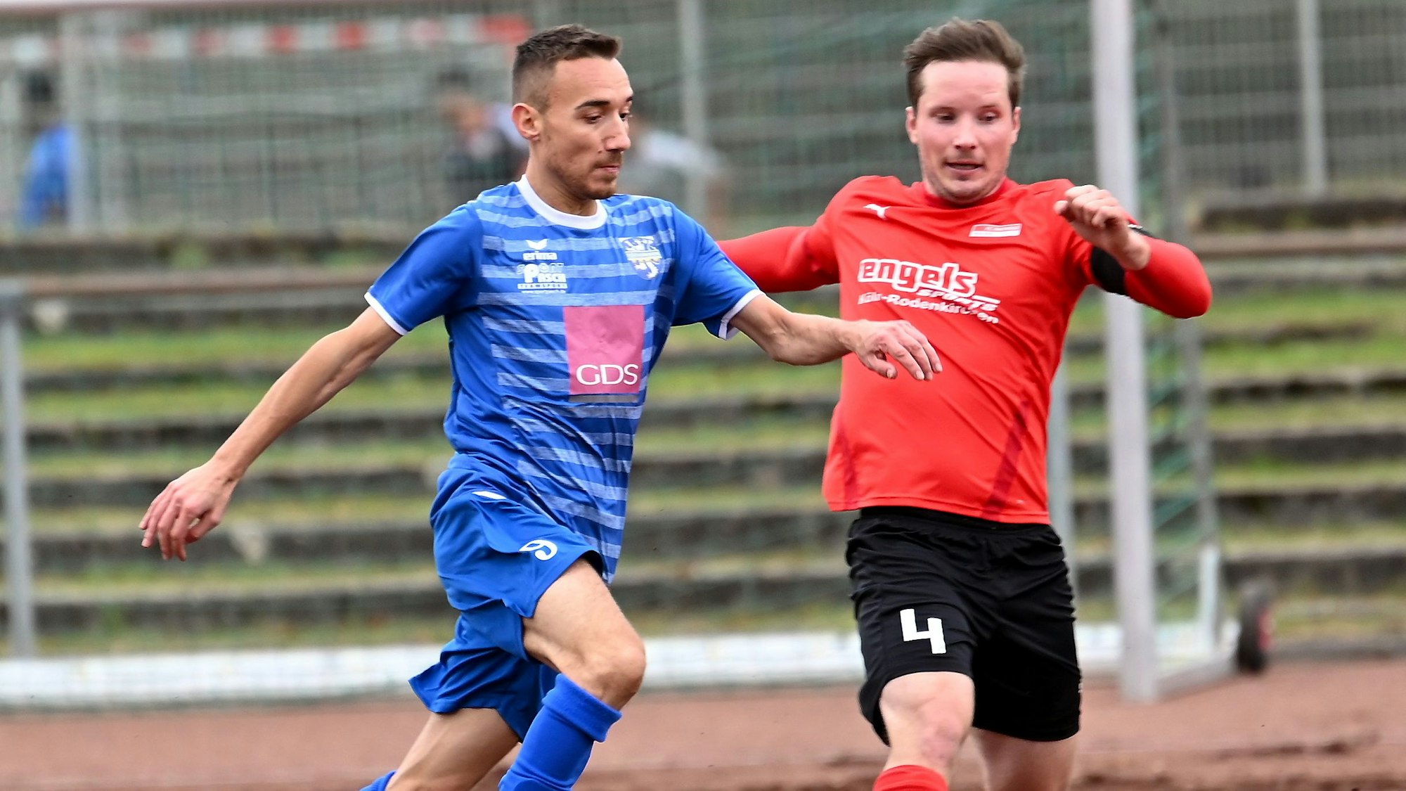 Fußball
FC Leverkusen - Rheinsüd Köln
links: Vincenzo Bosa (Leverk)
Foto: Uli Herhaus