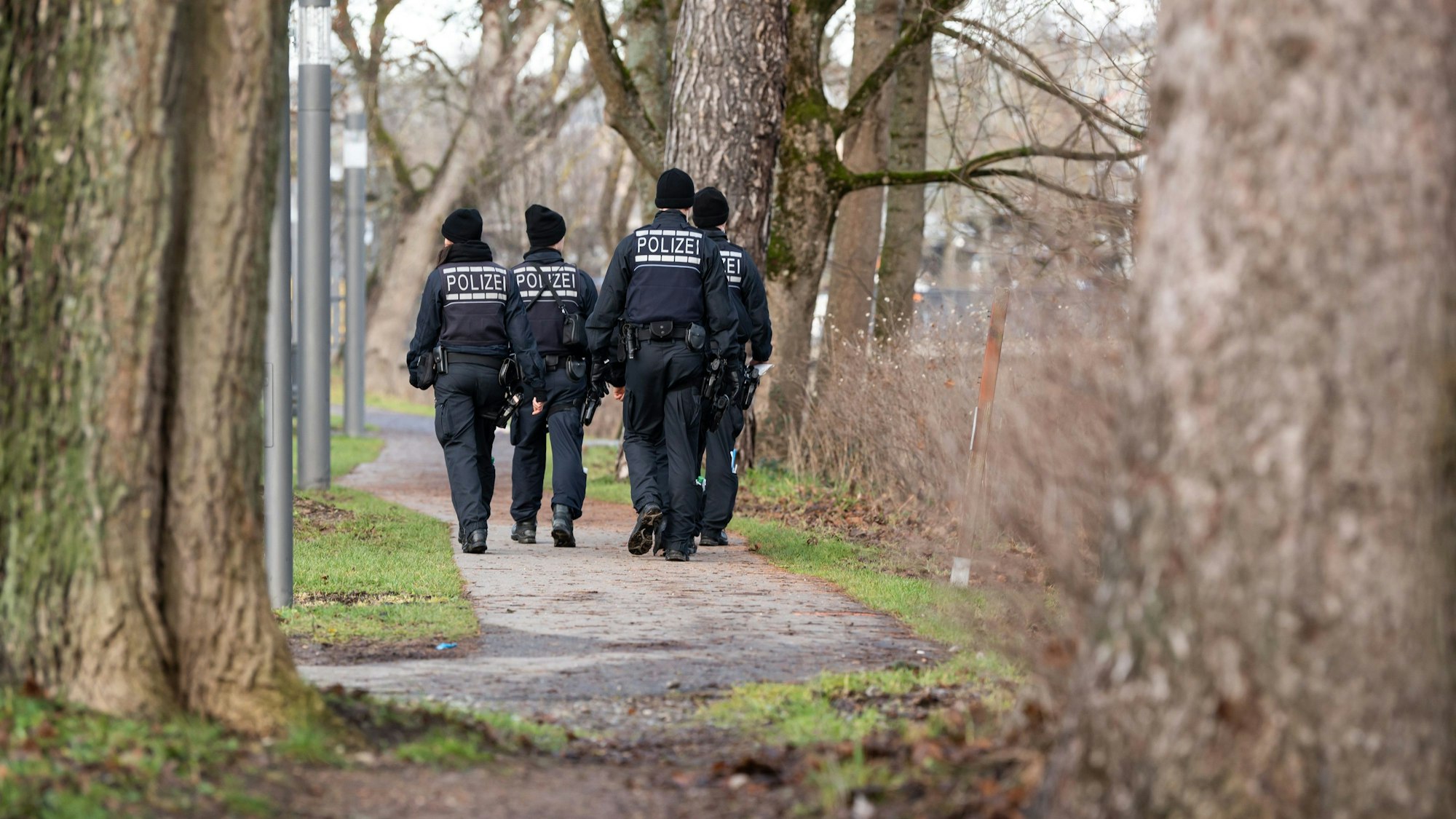 Baden-Württemberg, Villingen-Schwenningen: Polizeibeamte suchen das Ufer der Brigach nahe des Bahnhofs ab.