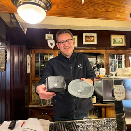 Hagen Norhausen in der Gaststätte mit Mehrwegverpackungen