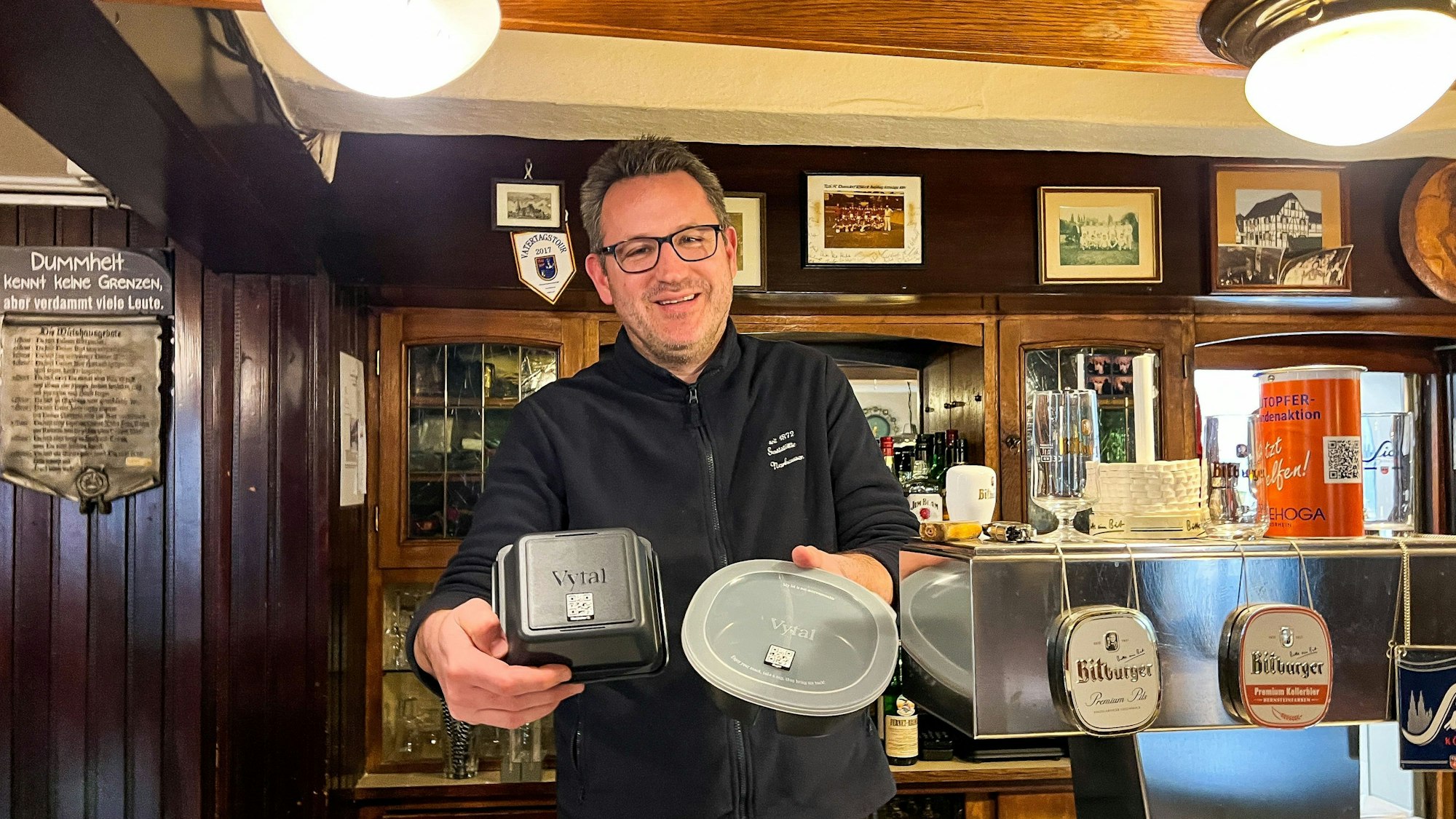 Hagen Norhausen in der Gaststätte mit Mehrwegverpackungen