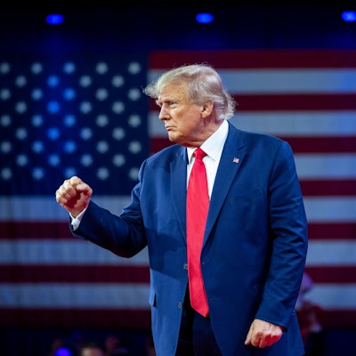Der ehemalige US-Präsident Donald Trump ballt seine Faust nach seiner Rede auf der Conservative Political Action Conference (CPAC) am 4. März 2023.