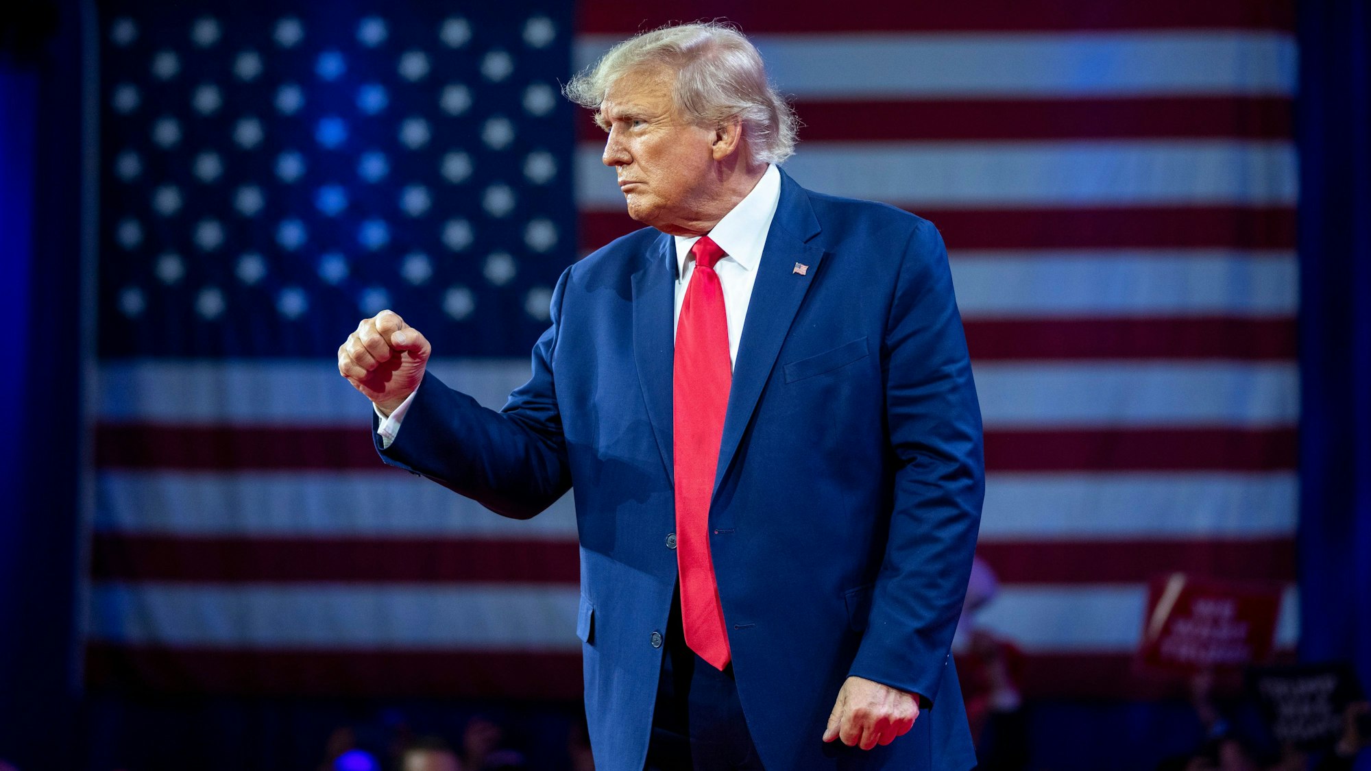 Der ehemalige US-Präsident Donald Trump ballt seine Faust nach seiner Rede auf der Conservative Political Action Conference (CPAC) am 4. März 2023.